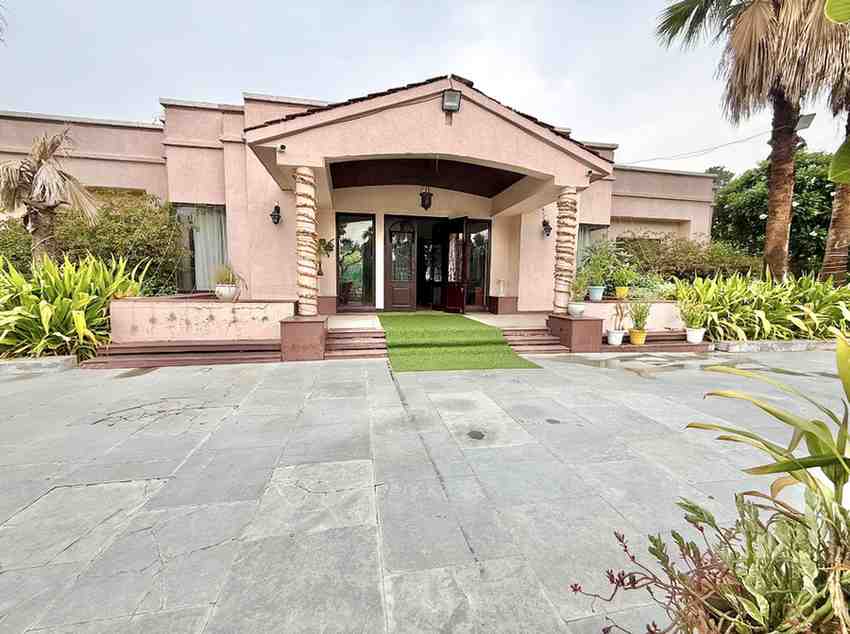 3 Bhk Luxurious Farm with Pool in Gurugram 