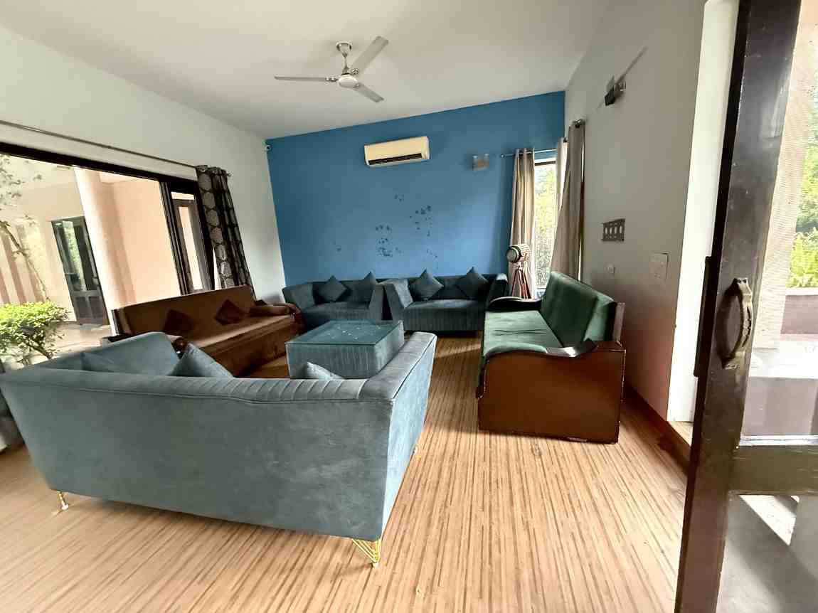 3 Bhk Luxurious Farm with Pool in Gurugram 