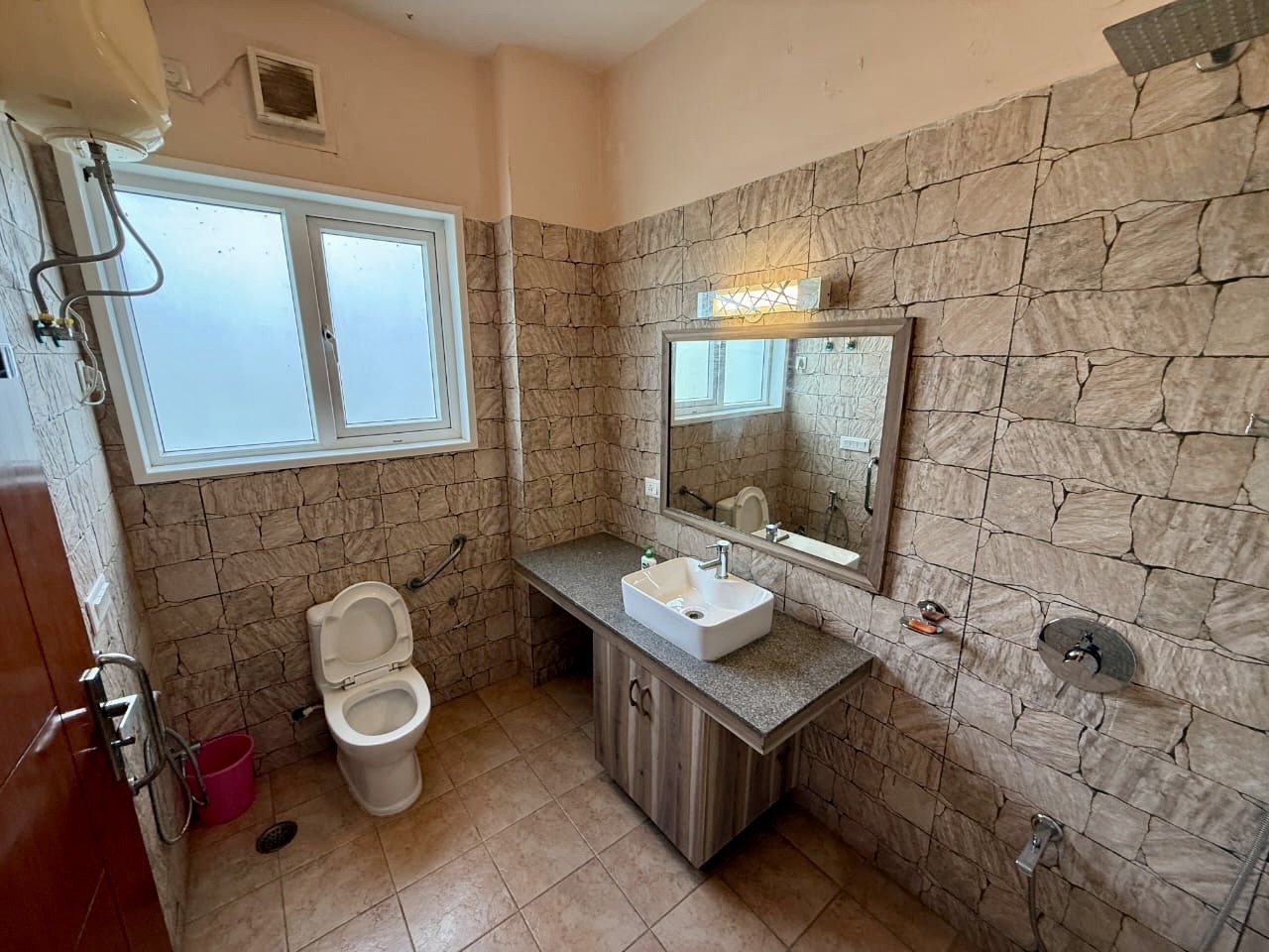 3Bhk Luxurious Farmhouse in Gurugram with Private Pool 