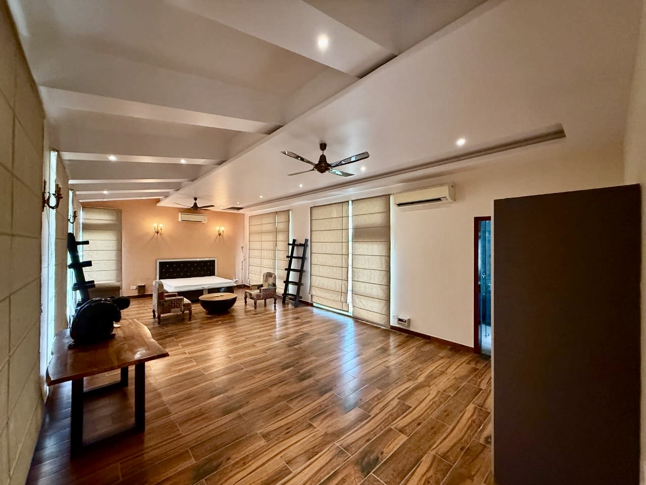 3Bhk Luxurious Farmhouse in Gurugram with Private Pool 