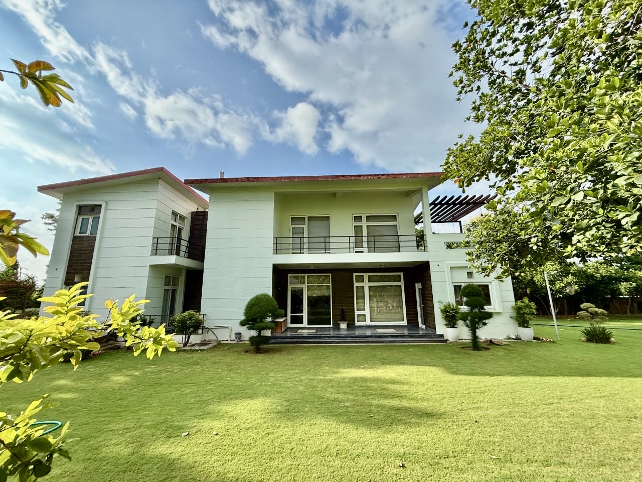 3Bhk Luxurious Farmhouse in Gurugram with Private Pool 