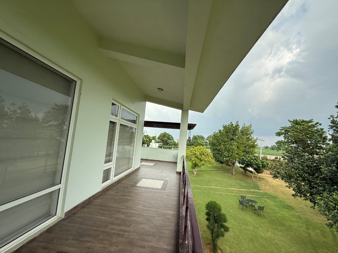 3Bhk Luxurious Farmhouse in Gurugram with Private Pool 