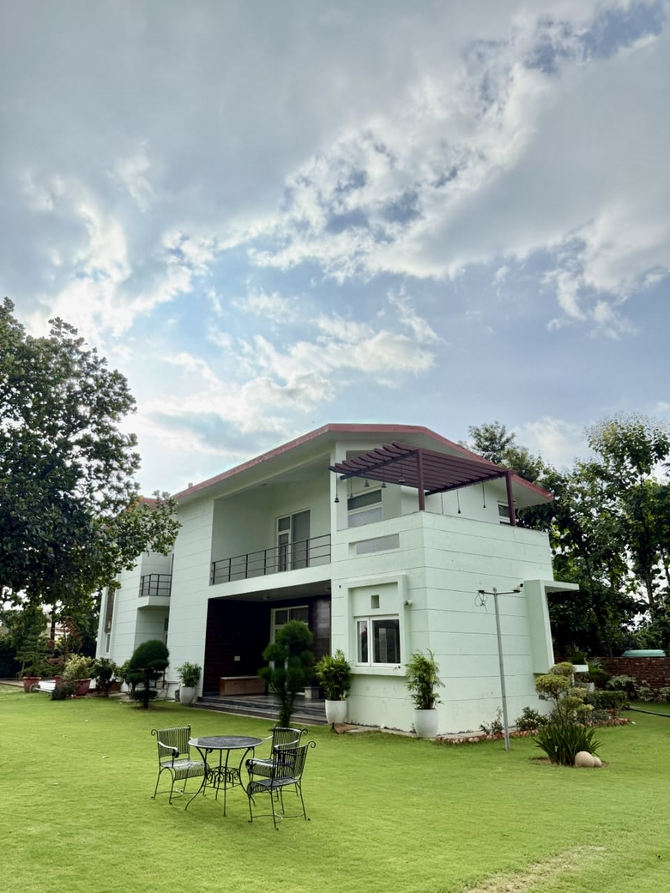 3Bhk Luxurious Farmhouse in Gurugram with Private Pool 