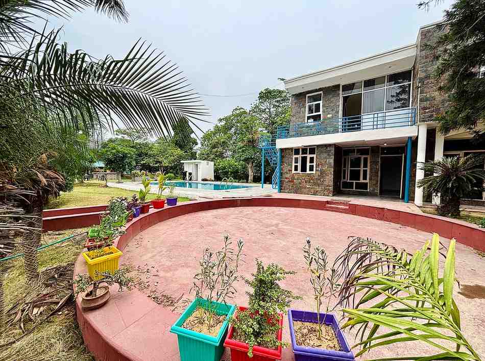 3 Bhk Luxurious Farm with Pool in Gurugram 