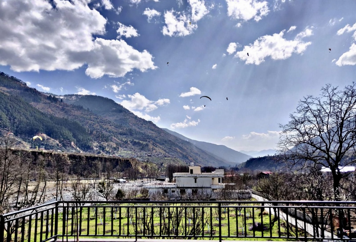 3 Bhk Apartment with Kitchen & Balcony near Manali