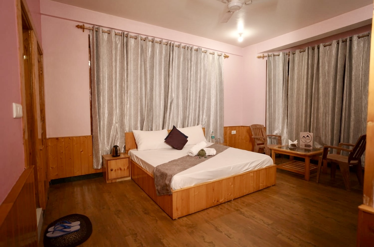 3 Bhk Apartment with Kitchen & Balcony near Manali