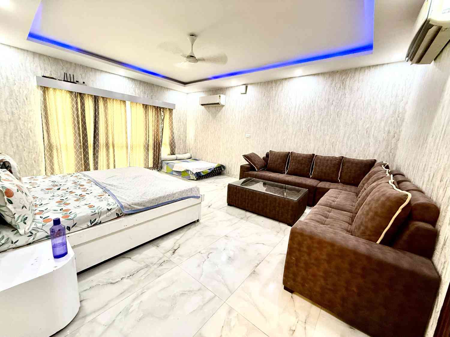 4 Bhk Luxurious Farmhouse in Noida