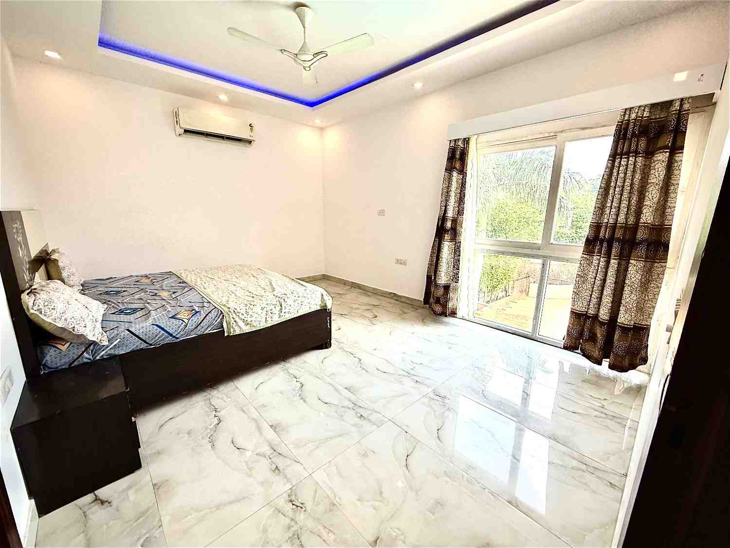 4 Bhk Luxurious Farmhouse in Noida
