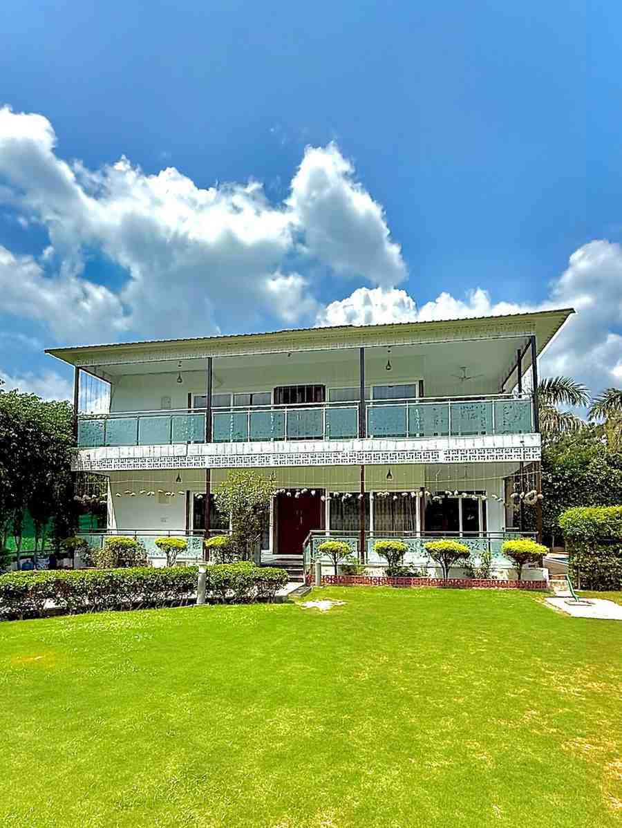 4 Bhk Luxurious Farmhouse in Noida