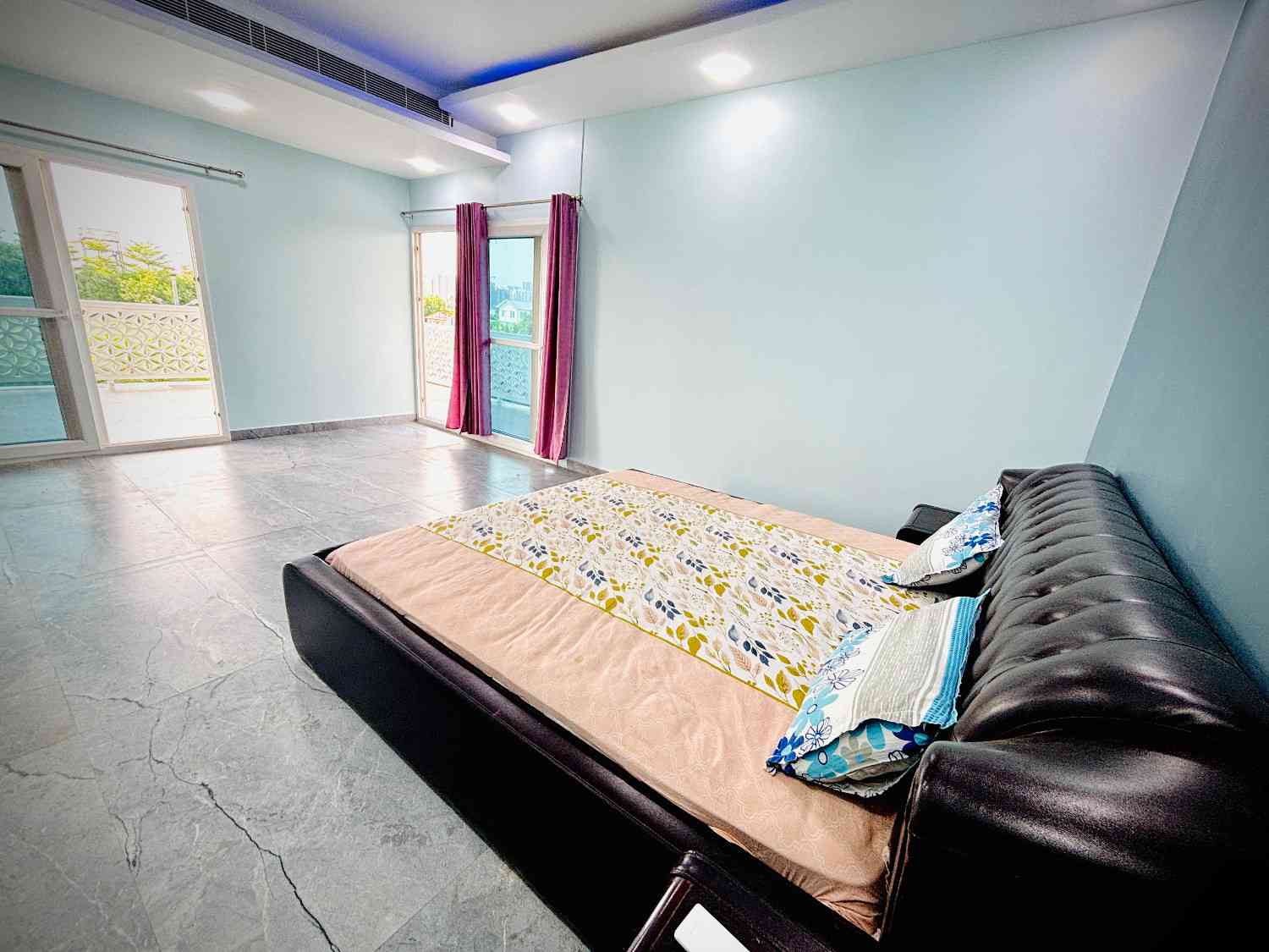 3 Bhk Lavish Farmhouse in Noida