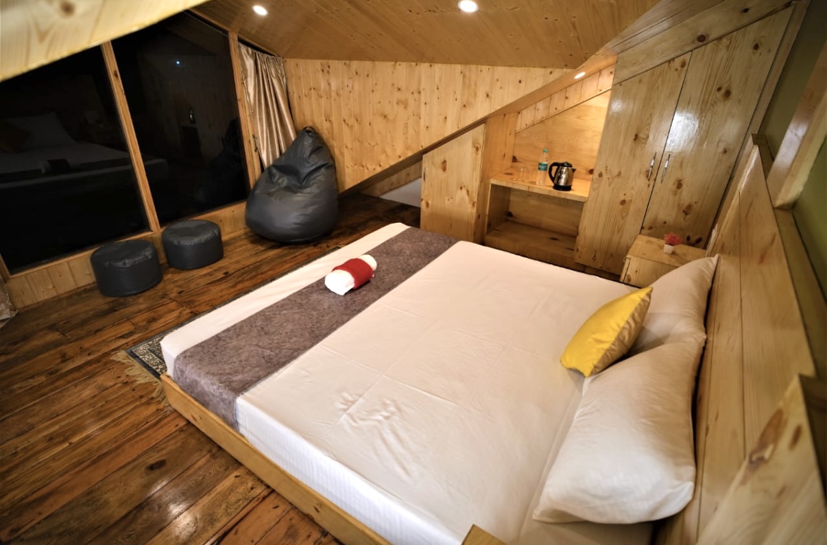 Riverside 1Bhk Attic Bedroom Apartment in Manali