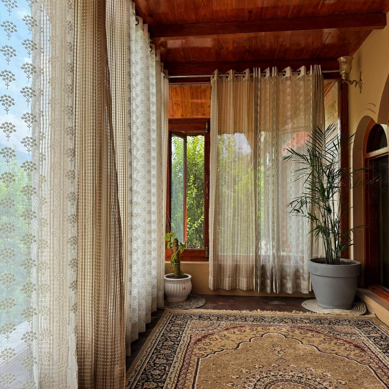 3 Bhk Lavish Wooden Villa with Kitchen & Chef Near Manali