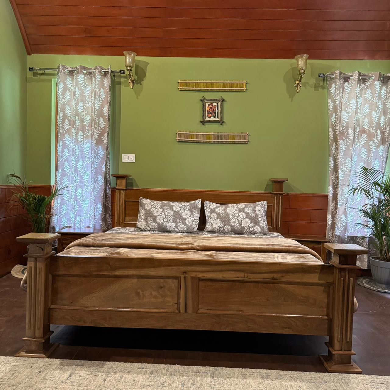 3 Bhk Lavish Wooden Villa with Kitchen & Chef Near Manali