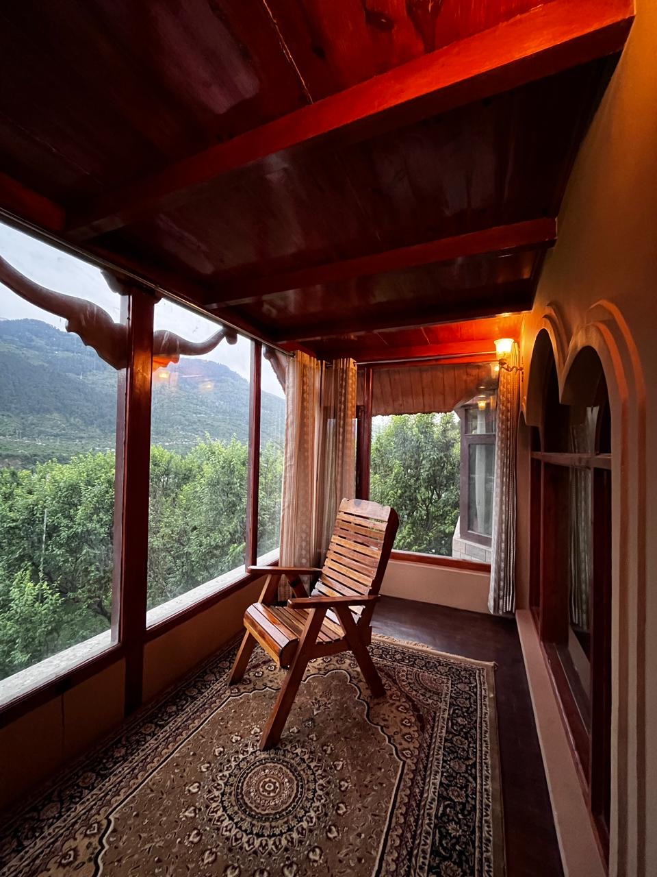 3 Bhk Lavish Wooden Villa with Kitchen & Chef Near Manali