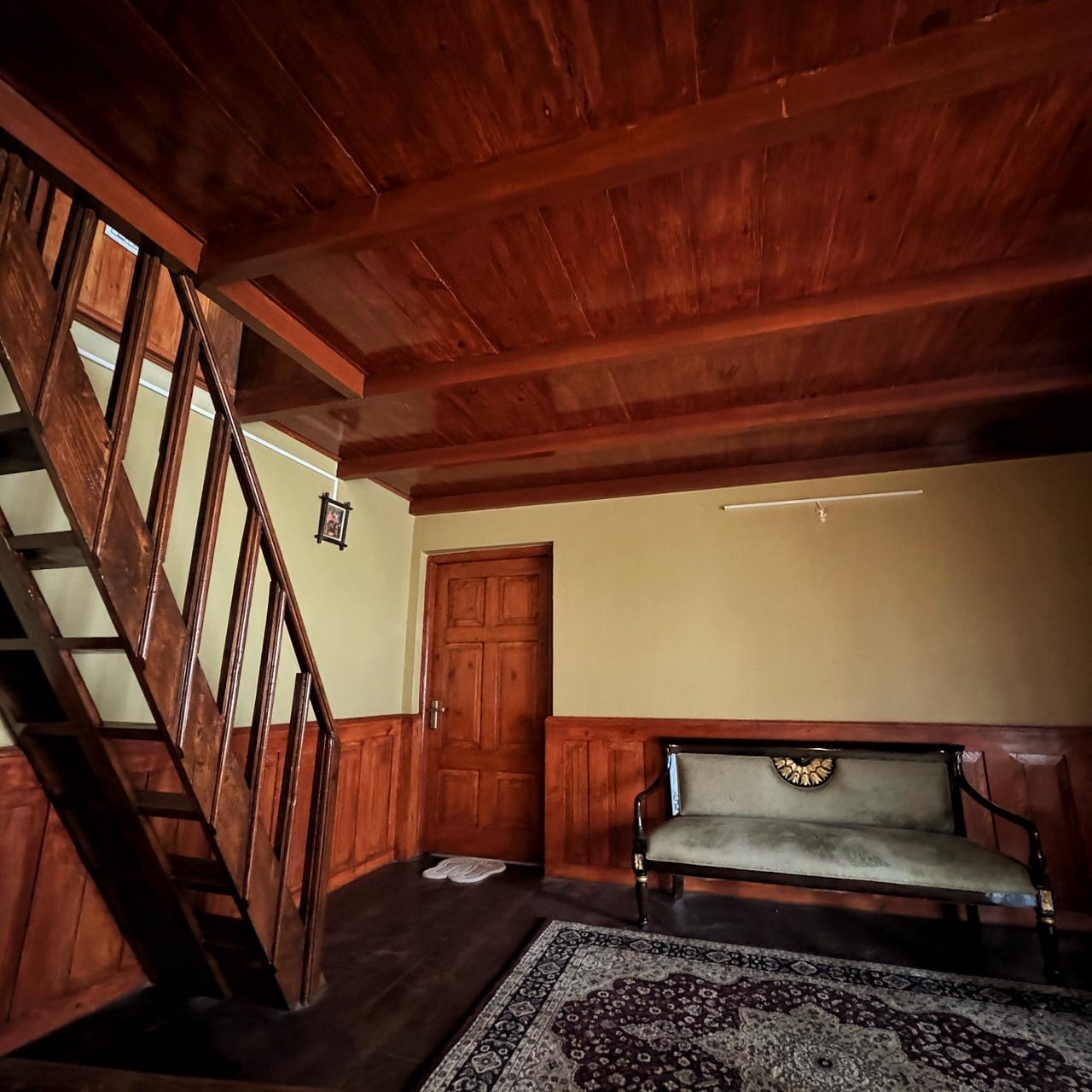 3 Bhk Lavish Wooden Villa with Kitchen & Chef Near Manali