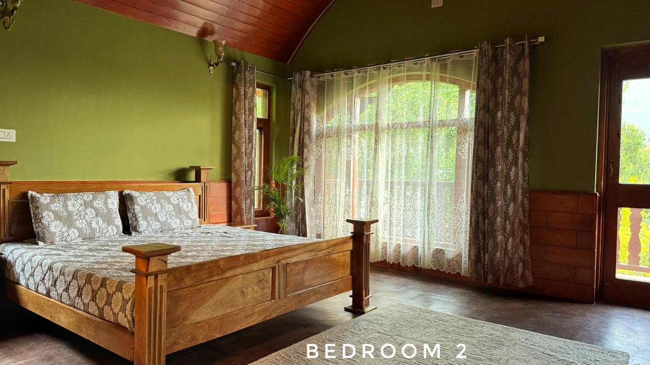 3 Bhk Lavish Wooden Villa with Kitchen & Chef Near Manali