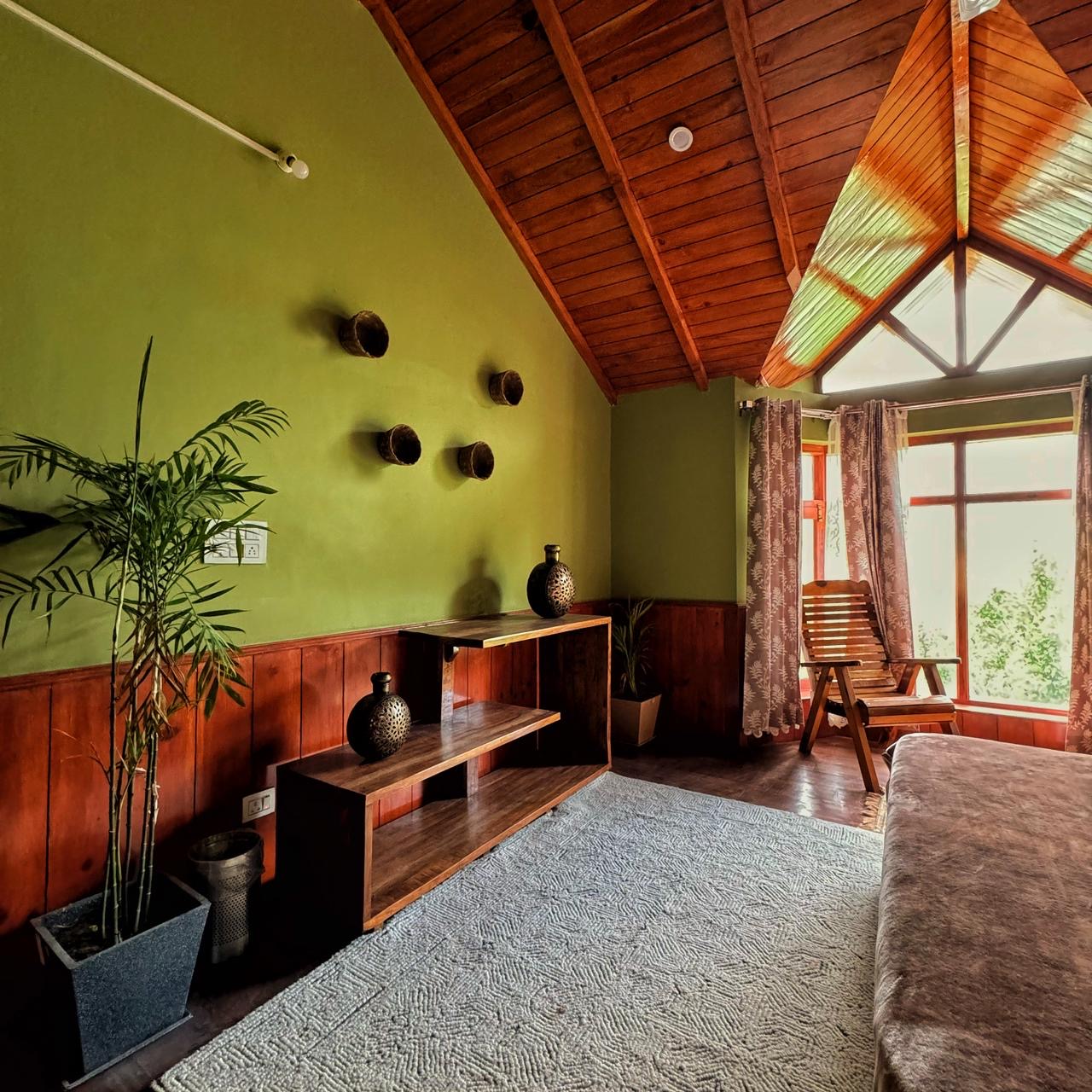 3 Bhk Lavish Wooden Villa with Kitchen & Chef Near Manali