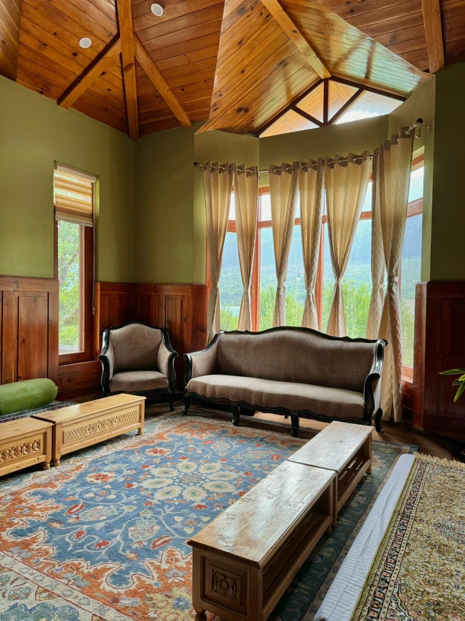 3 Bhk Lavish Wooden Villa with Kitchen & Chef Near Manali