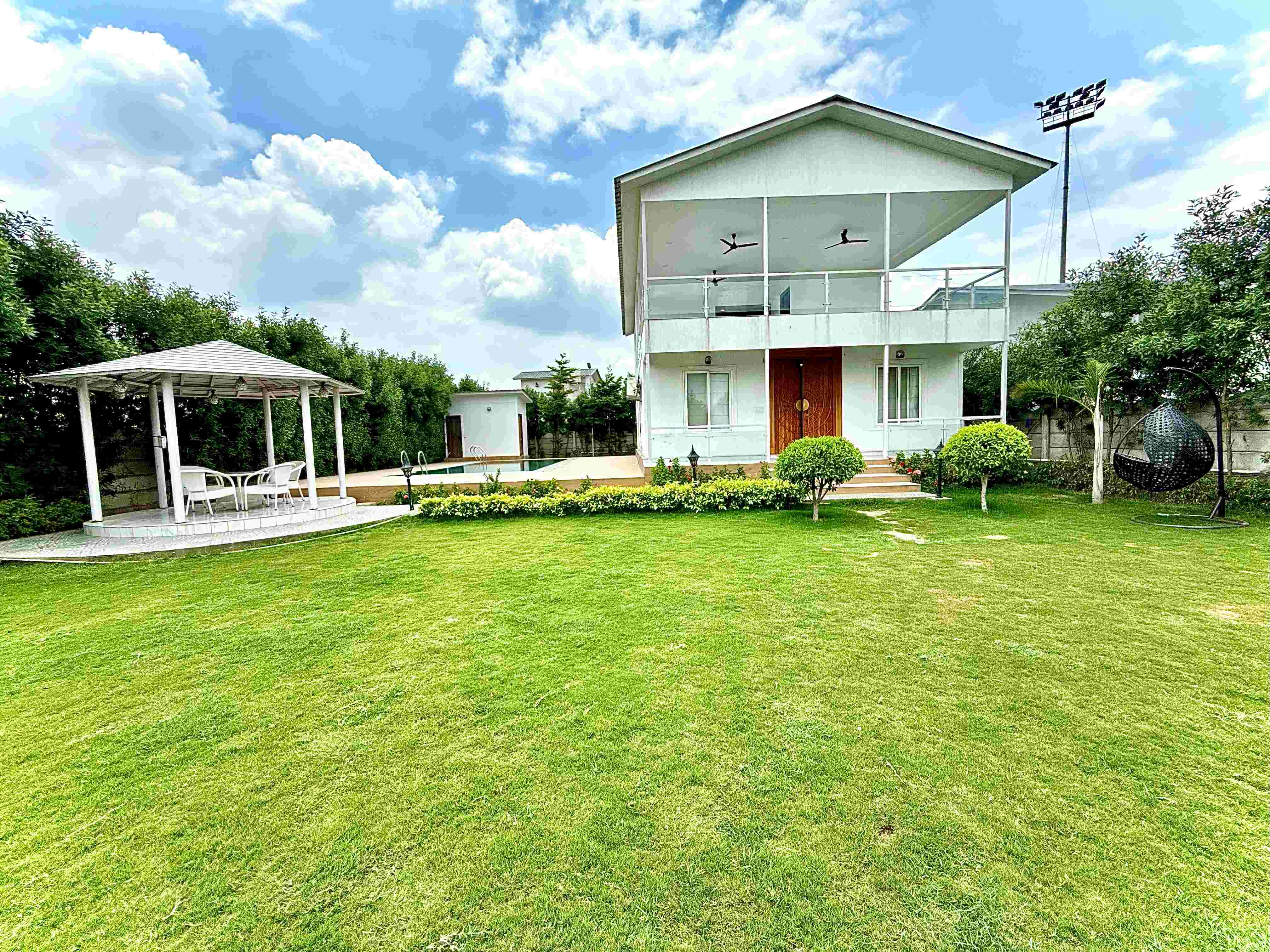 4 Bhk Farmhouse in Noida