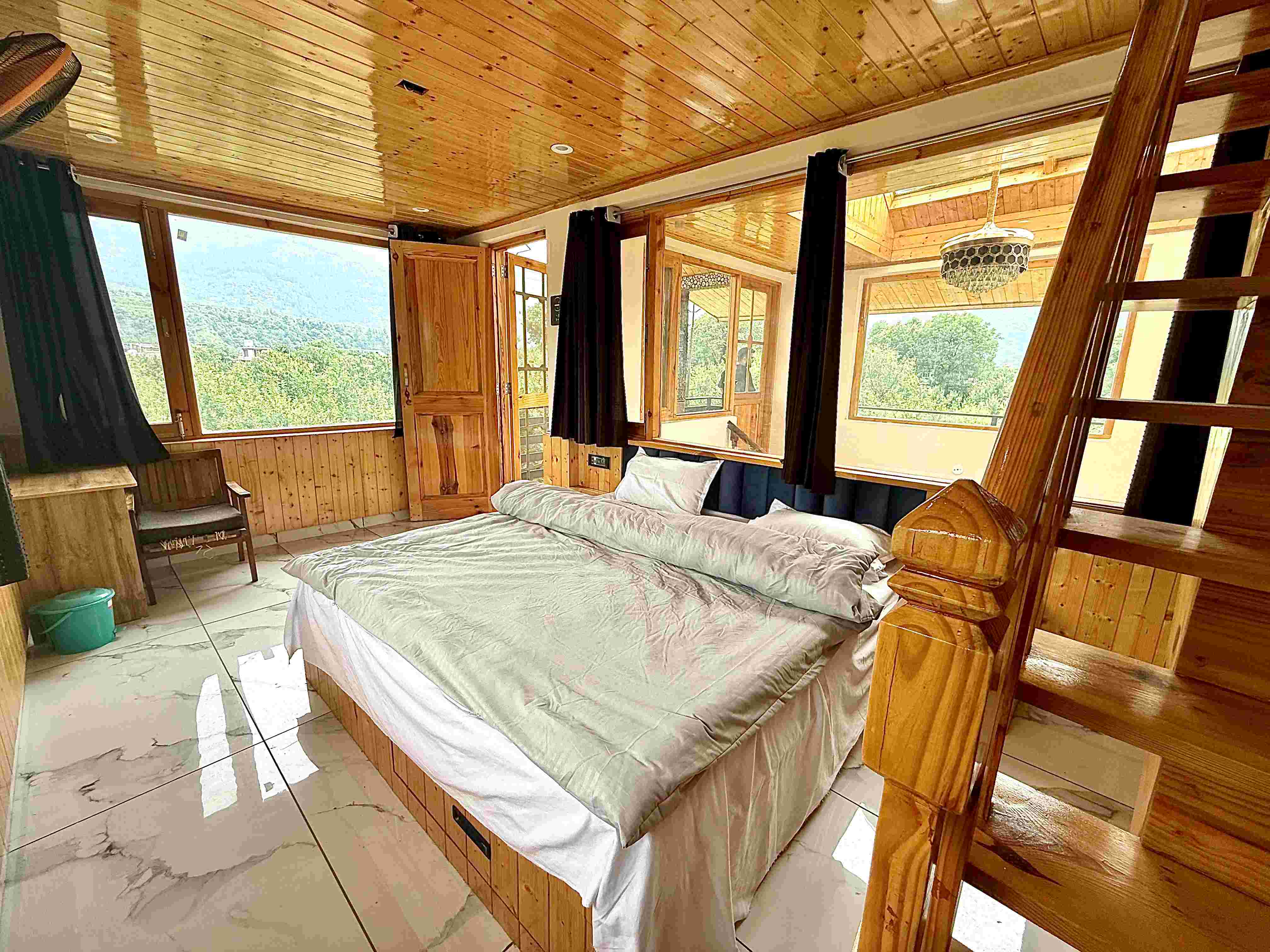 Luxurious 3 Bhk Glass Villa Near Manali 