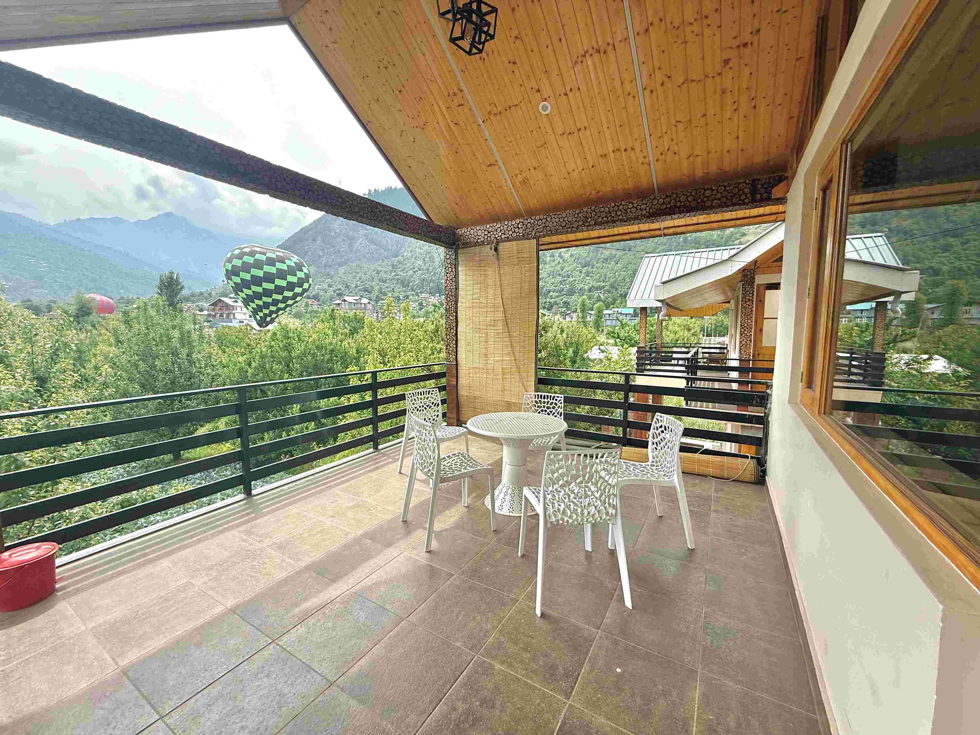 Luxurious 3 Bhk Glass Villa Near Manali 
