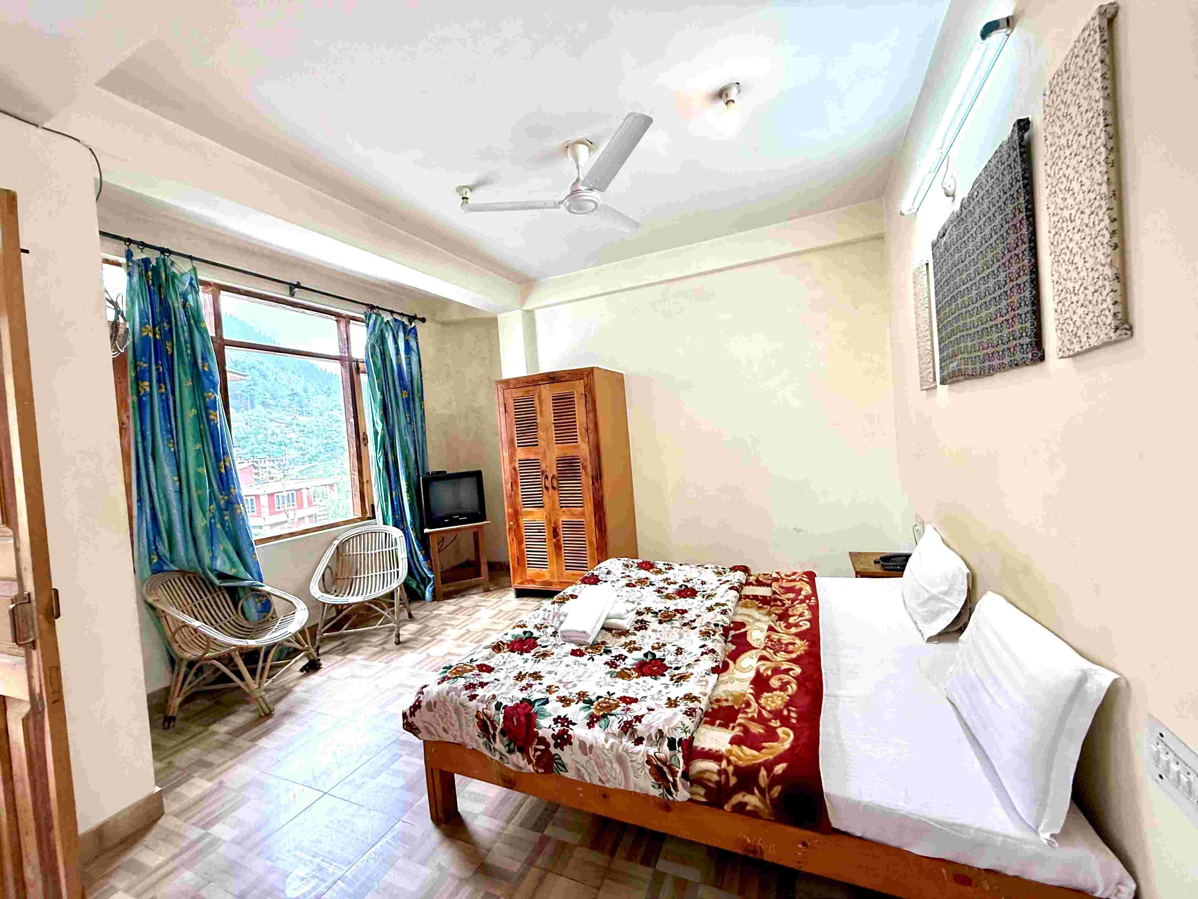 1 Room & Kitchen Homestay Near Manali 