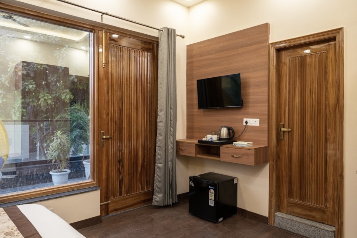 1 Bhk Service Apartment in Noida sector 72