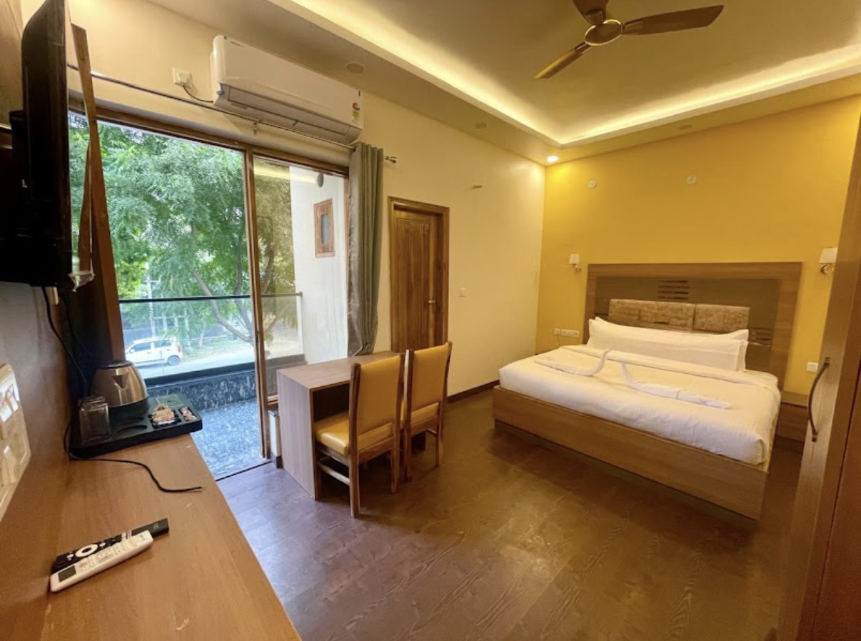 1 Bhk Service Apartment in Noida sector 72