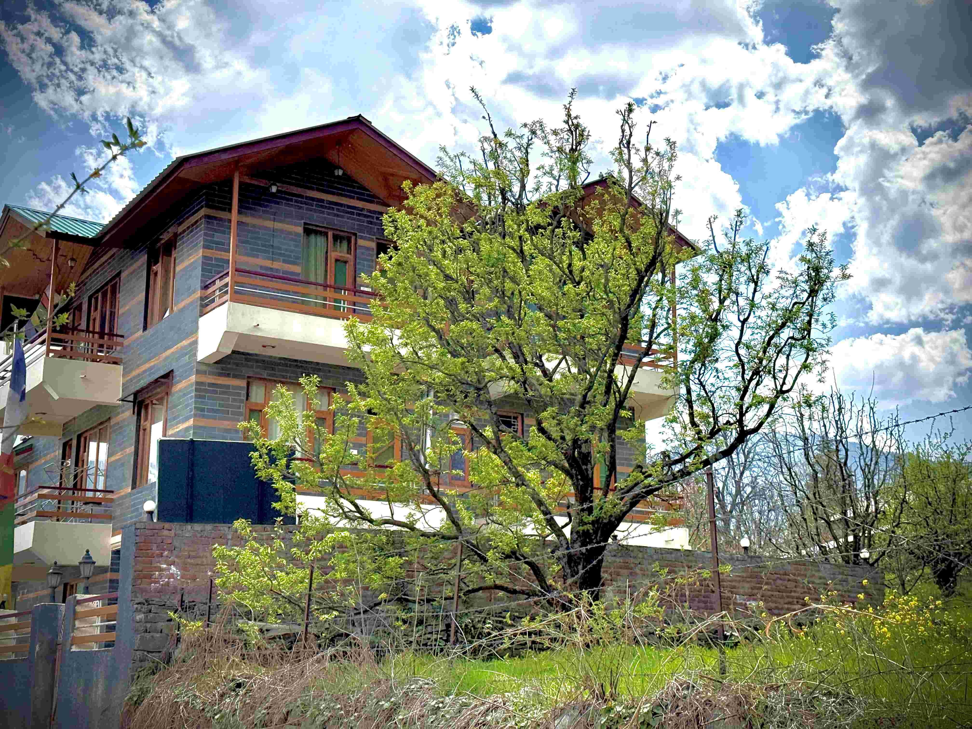 Himalyan Woods Homestay with Himachali Vibes Near Manali